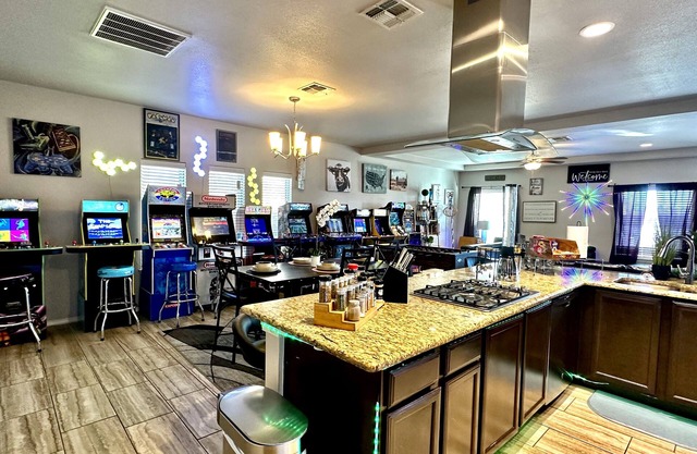 Luxurious 3bedroom home W/ Game Room KING BED Nintendo switch, Fooseball, Pool