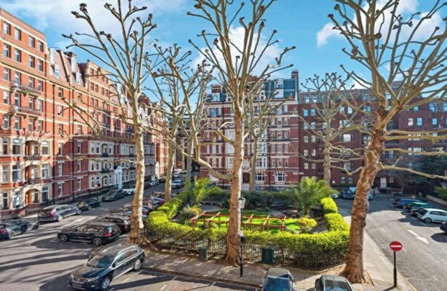 Luxurious 3BR Apartment in Kensington Walk to High Street