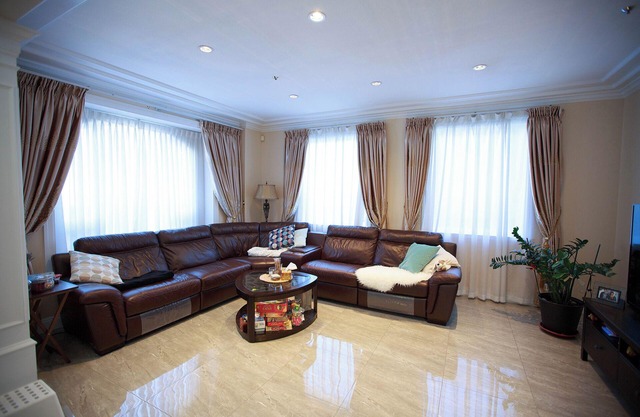 Luxurious 3BR House w/ Balcony, Garden in Sunset Vancouver