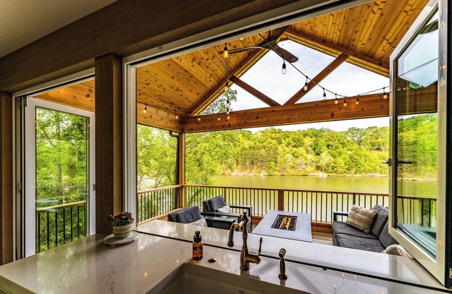Luxurious 3BR on Lake Saluda w/ Kayaks, Fire Pit