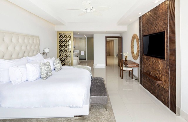 Luxurious 4 bedroom Penthouse right on the beach of Cabo!