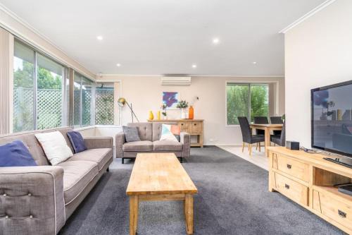 Luxurious 4 Bedroom Home in Chifley - Hosted by Canstay