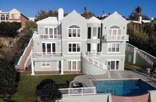 Lujosa casa de 4 dormitorios frente al mar con piscina