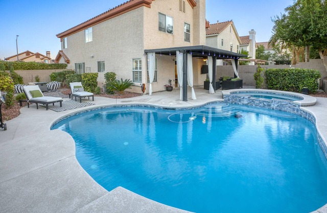 Luxurious 4 Bedroom Villa With a Pool