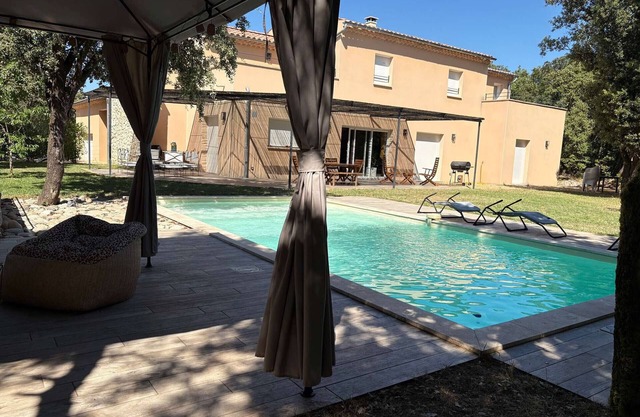 Amplia villa para 6 personas con piscina privada y jardín en Labastide de Virac