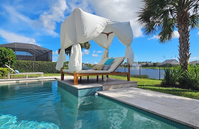 Luxurious 4100 SqFt. 5BR Poolside Home with Heated pool, 6 Beds, 12 Sleeps.