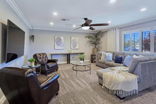 Luxurious 4BR, Firepit and Pool!