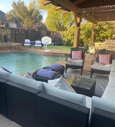 Luxurious 5-Bed home or villa with Pool, Jacuzzi, Media Room, Grill and large kitchen