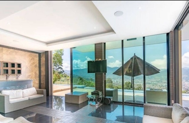 Luxurious 5 bedroom house with beautiful views