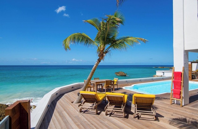 Luxurious 6-bedroom Beach Front villa in Beacon Hill