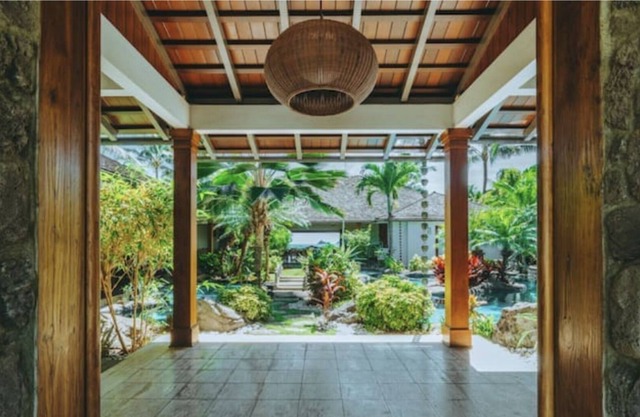 Luxurious 6BR Private Hawaiian Oceanfront Villa