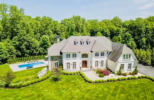 Majestic 6-bedroom mansion in enchanting Katonah with pool