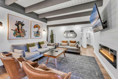 Luxurious 7BR Walk 2 Beach and Bus Stop