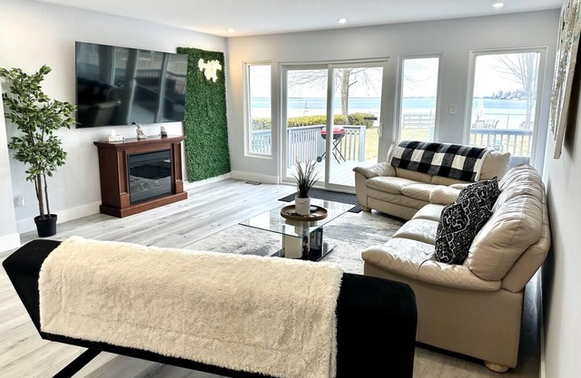 Luxurious all season Lake Couchiching waterfront cottage