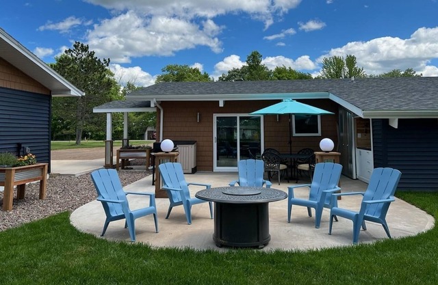 Luxurious and Fun Lake Cottage Near Munger & Soo Line. 8 kayaks, 2 paddleboards.