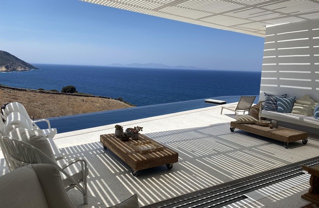 Lujosa villa con piscina infinita y vistas impresionantes al mar y al atardecer