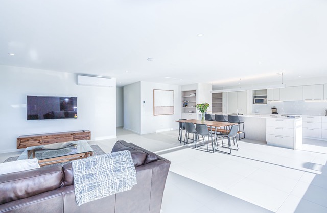 Luxurious Apartment, A Stones Throw From The Beach