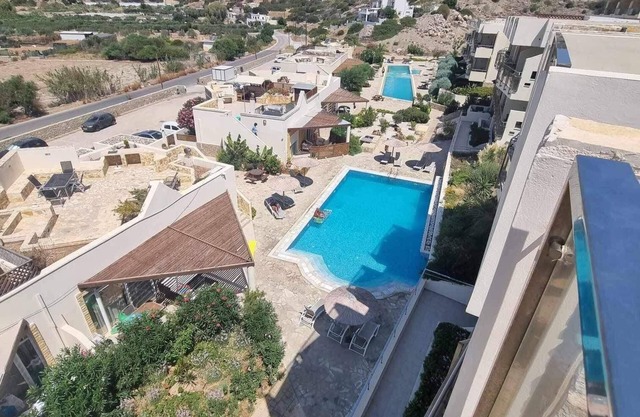 Luxurious apartment 300 m from the beach, air-conditioned, 2 large pools, sea view