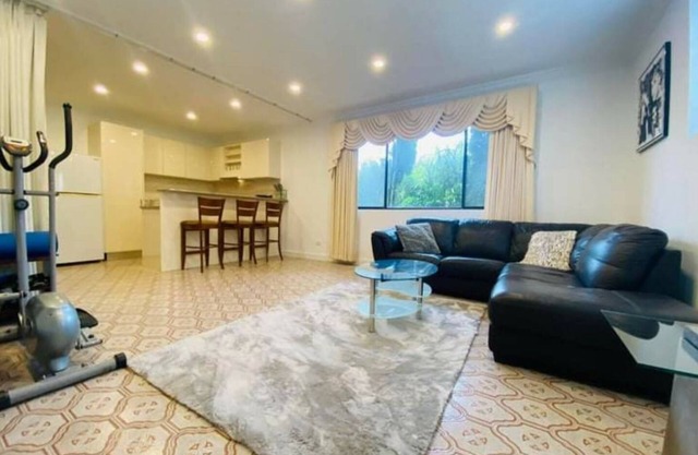 Luxurious Apartment, 9-min from Airport 2BR 2BA