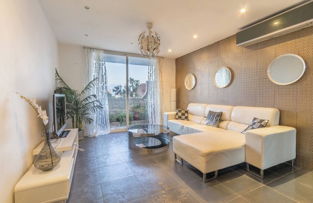 Luxurious apartment 5 min from airport, SAFEX and La Mer