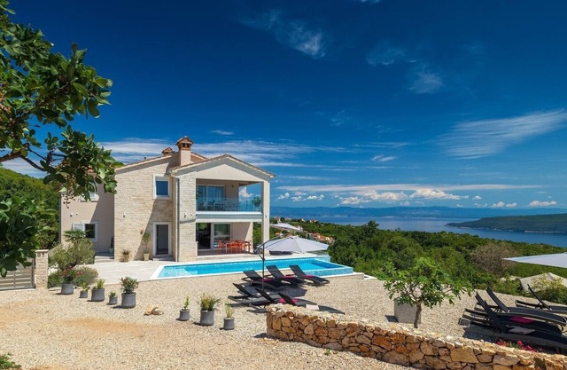 Lujoso apartamento con fantásticas vistas al mar y chimenea.