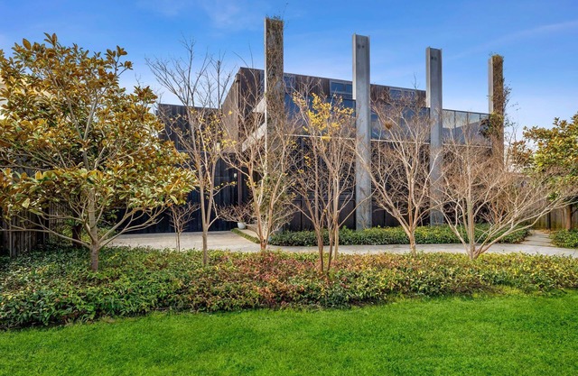 Luxurious Architecturally Designed 4 Bedroom Home