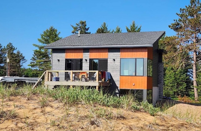 Luxurious beachfront retreat on Lake Superior!