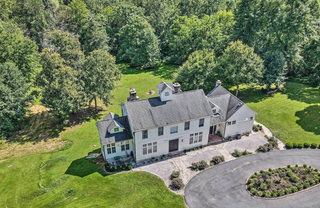 Luxurious Beallsville Retreat: Near Vineyards