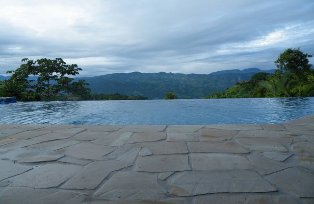 Lujoso castillo, piscina infinita y asombrosas vistas.