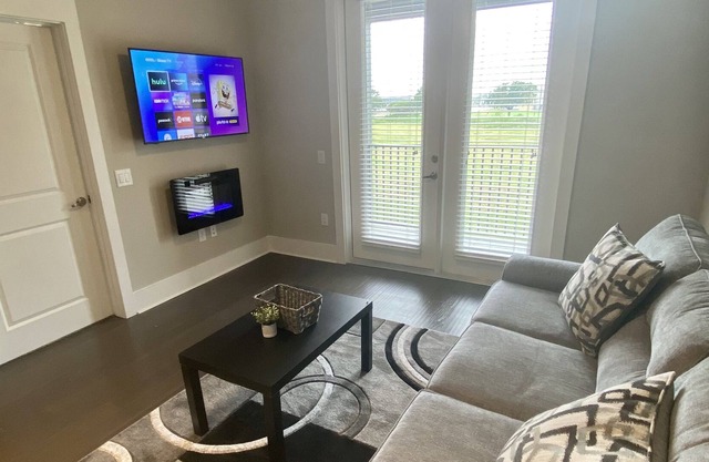 luxurious comfy 1 bedroom gateway with balcony houston