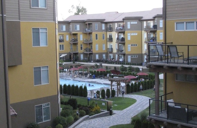 Lujoso condominio frente al mar, West Kelowna