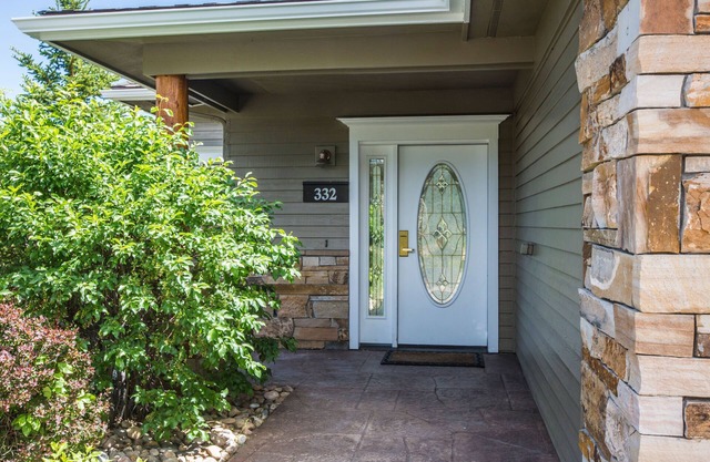 Luxurious condo with wood floors, private hot tub, and gorgeous views!