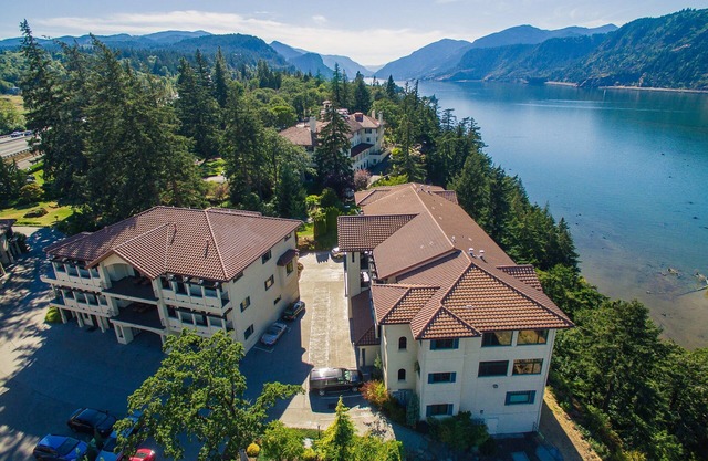Luxurious Condominium 1 - 3 bedrooms available