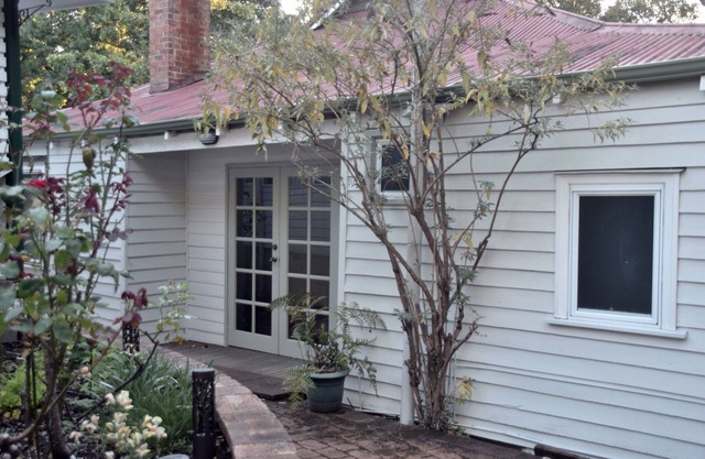 Luxurious, cosy, historic cottage featuring period furnishings, walkable to town