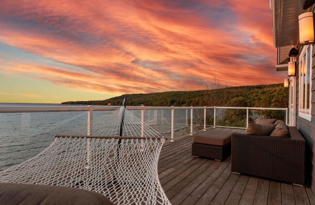 Luxurious Cottage in Tiny 5bd4bth Private Beach
