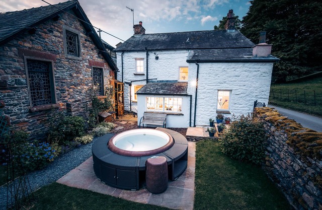 Luxurious Cottage with Hot Tub. 19 miles from Windermere.