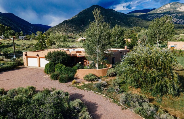Luxurious & Cozy Modern Adobe Home. Taos at it's finest. Welcome to Dos Alamos!