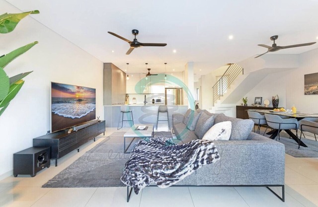 Luxurious & Cozy Retreat ~ Pool ~ Office ~ Parking