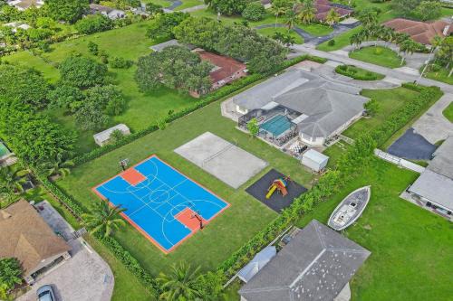 Luxurious Estate 8BR w Heated POOL & GAMEROOM - 24 Guests