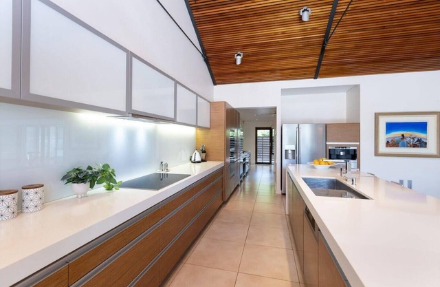 Luxurious Executive 6 Bedroom Family Home in Cable Beach