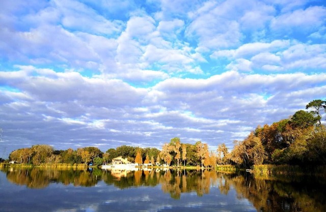 Casa frente al lago lujosamente actualizada
