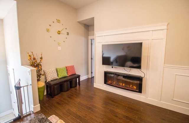 Luxurious former show home - 10 minutes from the downtown and airport
