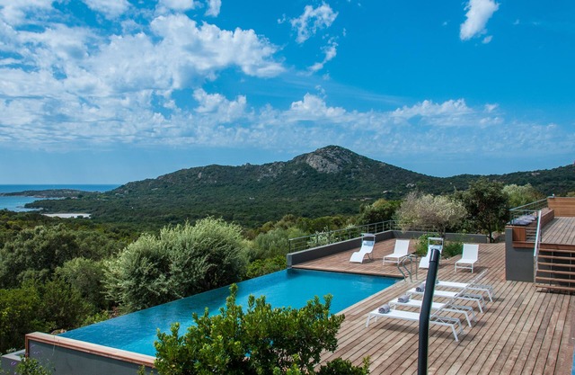 Villa de lujo con aire acondicionado, piscina climatizada, terrenos cerrados, vista panorámica al mar