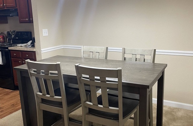 Luxurious Fully furnished 2bedroom 2 bathrooms 3rd floor apartment!