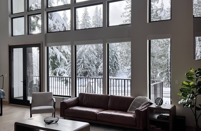 Luxurious getaway w/ spacious sauna, 7-person hot tub, 2 master suites, scenic v