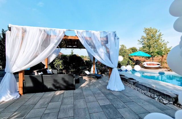 Luxurious getaway close to the city