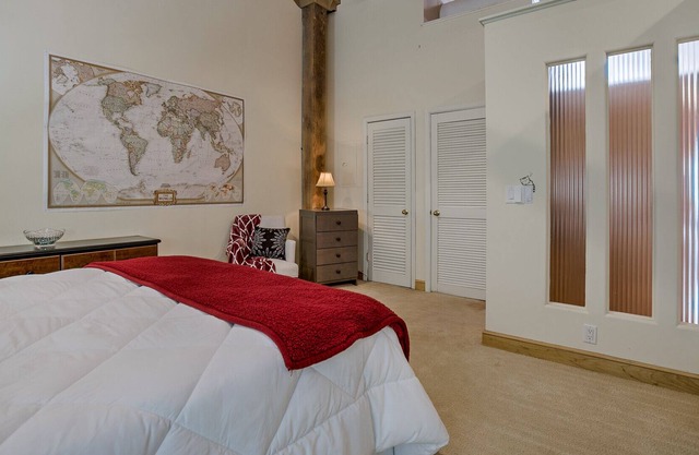 Luxurious Getaway! FREE PARKING!