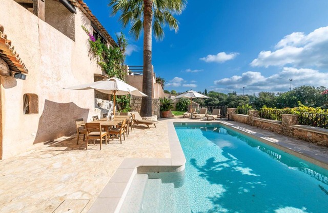Lujosa y hermosa villa con gran jardín, piscina y bellas vistas del mar ref: MAR38