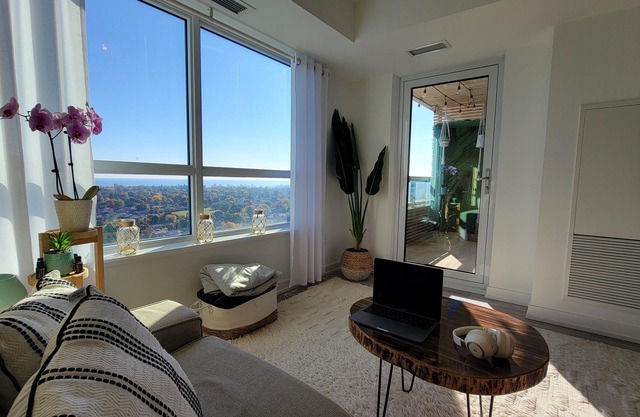 Luxurious High-floor Lake view Condo W/private balcony & office