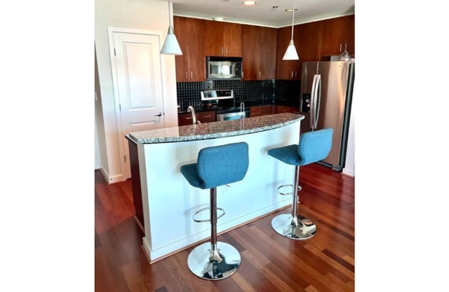 Luxurious Highrise Condo | FREE parking!